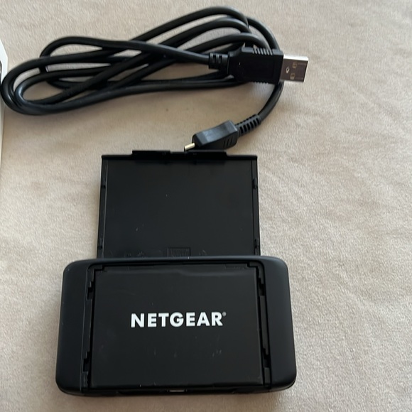 Netgear Aircard mobile hotspot like new - Picture 3 of 3